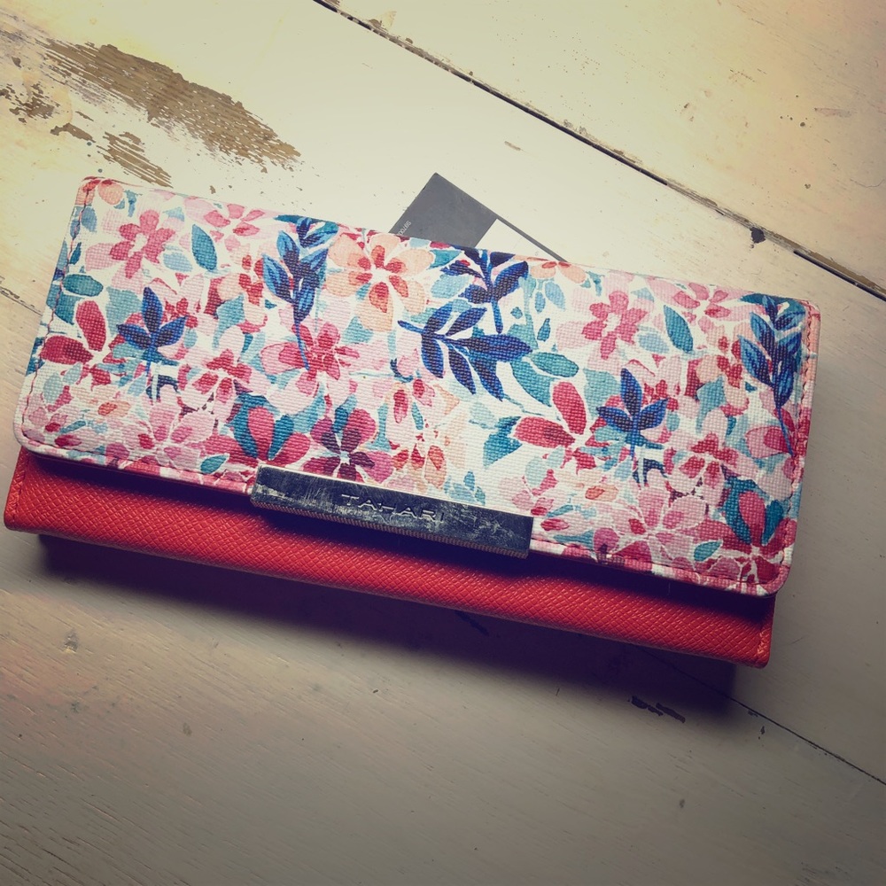 Tahari Wallet